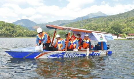 Restocking benih ikan spesies lokal yang dilaksanakan oleh Perum Jasa Tirta I di danau Rawapening, di wilayah Kecamatan Banyubiru, Kabupaten Semarang, Rabu (27/7). Restocking ini dilakukan untuk menjaga ekosistem danau alam buatan ini.