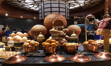 Restoran Asia, Ritz-Carlton Jakarta Mega Kuningan mengusung tema Nusantara Bertemu Kerajaan Maroko untuk menu iftar prasmanannya pada Ramadhan 1444 H.  