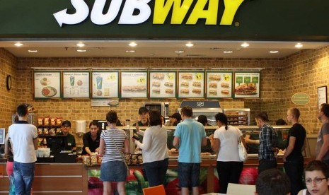 Restoran cepat saji Subway (ilustrasi).  Satuan Polisi Pamong Praja Jakarta Selatan memberikan teguran tertulis kepada pemilik usaha cepat saji Subway di Mal Cilandak Town Square (Citos), karena membiarkan kerumunan pengunjung saat operasional perdananya.