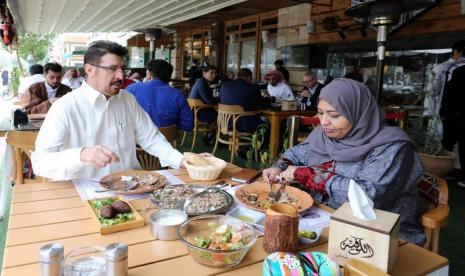 Ekpatriat Arab Saudi Bagikan Makanan Buka Puasa. Foto: Restoran di Arab Saudi diizinkan beroperasi dengan kapasitas penuh setelah waktu berbuka puasa.