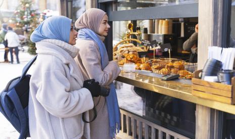 Dua Muslimah sedang traveling ke luar negeri. Ada beberapa tips yang bisa dilakukan untuk memilih produk halal di luar negeri.