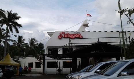 Restoran Istana Nelayan, Tangerang, menawarkan suasana bersantap yang berbeda untuk segala usia.