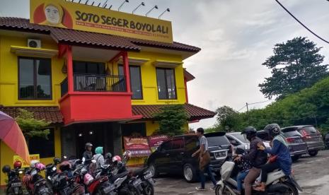 Restoran Soto Seger Boyolali Hj Amanah di Lebak Bulus Jakarta Selatan membagikan 500 porsi soto secara gratis akibat pademi Covid-19.