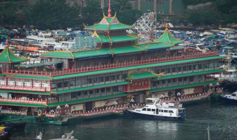 Restoran Terapung Jumbo yang ikonik di Hong Kong ditarik di Hong Kong, Selasa, 14 Juni 2022. Restoran ikonik Hong Kong pada hari Selasa meninggalkan kota tersebut, setelah perusahaan induknya gagal menemukan pemilik baru dan kekurangan dana untuk mempertahankan pendiriannya di tengah bulan pembatasan COVID-19.