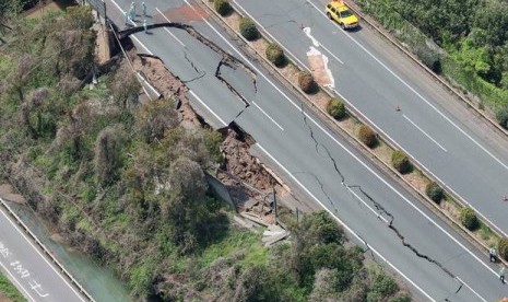 Retakan aspal di dekat pusat kota Kumamoto, Jepang akibat gempa 