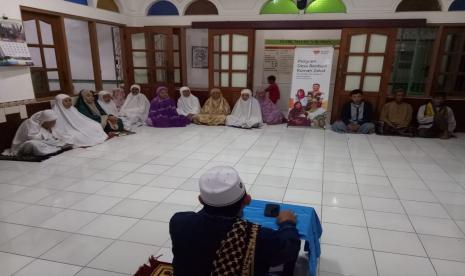 Retno Sugiyanto selaku Relawan Rumah Zakat Desa Berdaya Sumber menjalin komunikasi dengan pihak takmir masjid Nur Iman untuk mengadakan Gerakan Subuh Berjamaah (GSB). Meski saat ini kota Surakarta sedang siaga darurat virus Corona, tetapi warga tetap semangat untuk melaksanakan sholat subuh berjamaah di Masjid Nur Iman, Ahad (15/3).