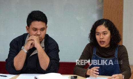  Peneliti ICJR Erasmus Napitupulu (kiri) bersama Peneliti ICW Lalola Ester.