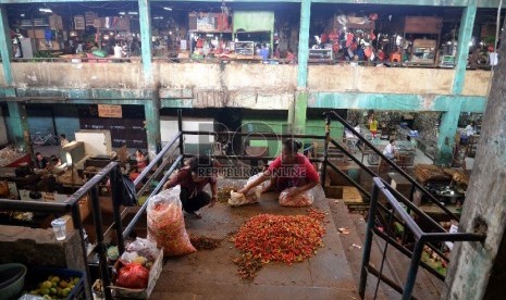 Revitalisasi Seribu Pasar Rakyat: Suasana Pasar Senen, Jakarta, Senin (18/5). 