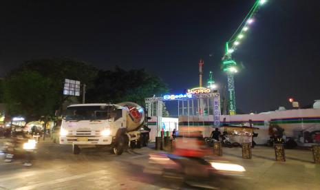 Revitalisasi Taman Ismail Marzuki. Truk molen keluar dari gerbang kompleks Taman Ismail Marzuki, Rabu (24/6). 