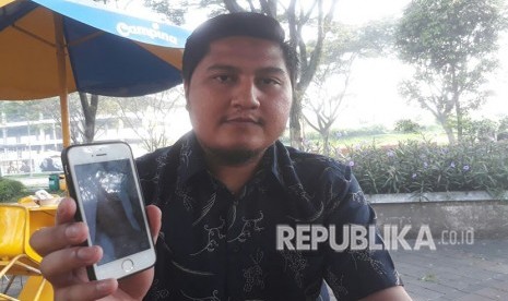 Reza Adiwilaga (27), anak mantan Wakil Bupati Sukabumi periode 2010-2015, almarhum Akhmad Jajuli tengah menunjukan kondisi terkini ibunya, Nita Suryati (48) yang dirawat di RS Kawaluyaan, Kamis (3/5). Rabu (2/5) kemarin, Reza memposting status di media sosial tentang keinginannya menjual organ ginjal demi menutupi kebutuhan biaya perawatan ibunya.