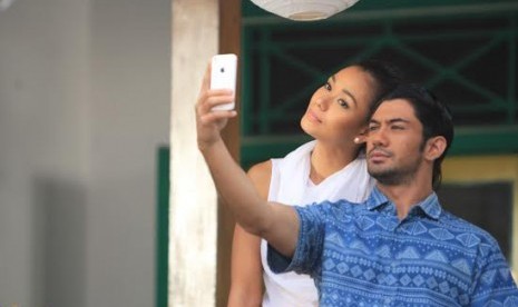 Reza Rahadan dan Adinia Wirasti di salah satu adegan film 