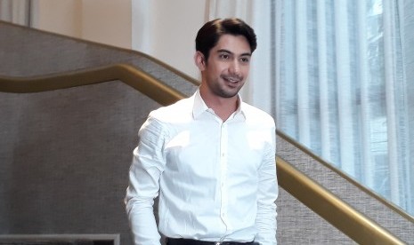 Aktor Reza Rahadian berhasil meraih penghargaan untuk kategori Most Favourite Actor LINE Awards 2019.