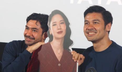 Reza Rahadian (paling kiri), poster Laura Basuki (tengah), dan Chicco Jerikho (paling kanan) dalam konferensi pers di Epicentrum XXI, Jakarta, pada Jumat (28/6/2024).