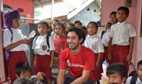 Reza Rahardian selaku Duta Peduli Sekolah Rusak Yappika-ActionAid bersama siswa  Kelas Jauh SDN 3 Cipinang, Kecamatan Rumpin, Kabupaten Bogor