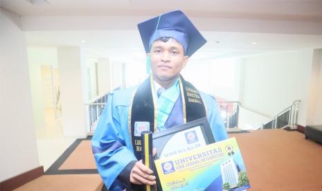 Rhemario Dwistira Kanupal, merupakan salah satu wisudawan terbaik yang dinobatkan pada wisuda ke-59 di wisuda Universitas BSI (Bina Sarana Informatika) yang berlangsung di  BSI Convention Center (BSI Convex), pada Senin, (4/3/24). 