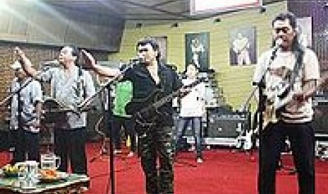 Rhoma Irama berlatih di studio Soneta Record. Depok.