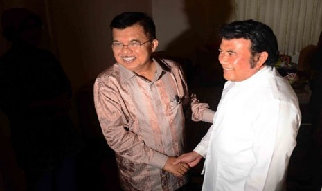 Rhoma Irama bersama Jusuf Kalla usai melakukan pertemuan tertutup di Jakarta, Jumat (1/11).   