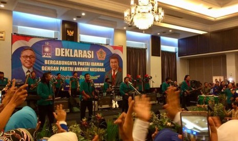 Rhoma Irama bersama Soneta bernyanyi dalam deklarasi PAN dan Partai Idaman, Jakartam (12/5).