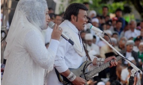 Rhoma Irama dan Evi Tamala saat konser untuk pasangan Prabowo-Hatta di Lapangan Manonjaya, Tasikmalaya, Jumat (4/7).