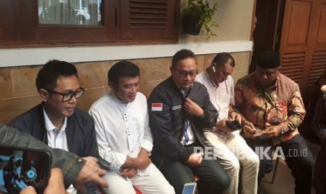 Rhoma Irama dan Zulkifli Hasan menggelar konferensi pers usai pertemuan tertutup di kediaman Rhoma Irama di Mampang, Jakarta, Rabu (28/12).