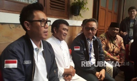 Rhoma Irama dan Zulkifli Hasan menggelar konferensi pers usai pertemuan tertutup di kediaman Rhoma Irama di Mampang, Jakarta, Rabu (28/12).