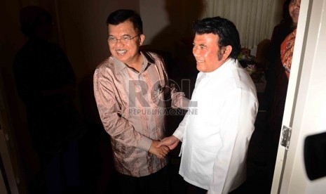   Rhoma Irama (kanan) bersalaman dengan Ketua Dewan Masjid Indonesia (DMI), Jusuf Kalla saat melakukan pertemuan tertutup di Kantor DMI di Menteng, Jakarta Pusat, Jumat (1/11).    (Republika/Agung Supriyanto)