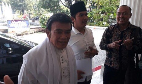 Rhoma Irama mendatangi Balai Kota DKI Jakarta di Jalan Merdeka Selatan, Jumat (27/10).