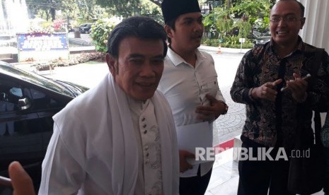 Rhoma Irama mendatangi Balai Kota DKI untuk menjadi khatib dan imam shalat Jumat di Masjid Fatahillah, Komplek Balai Kota, Jumat (27/10).