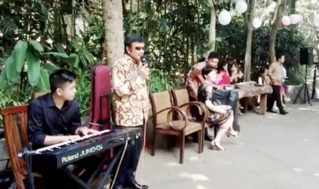 Rhoma Irama saat bernyanyi di acara resepsi pernikahan