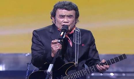 Rhoma Irama tampil membawakan lagu 