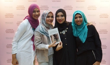 Ria Miranda dan Jenahara dalam peluncuran buku Fashion Friendship.