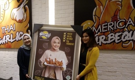 Ria Miranda (kiri) sebagai duta Chick N Roll Indonesia.