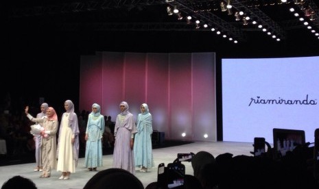 Ria Miranda usai mempertujukkan koleksi terbarunya yang terinspirasi burung flaminggo di Indonesia Fashion Week, Jumat (27/2).