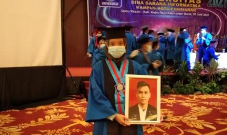  Ria Rijani yang merupakan keponakan almarhum Barry Yansyah ditunjuk keluarga untuk menggantikan mengikuti seluruh prosesi wisuda hingga akhir.