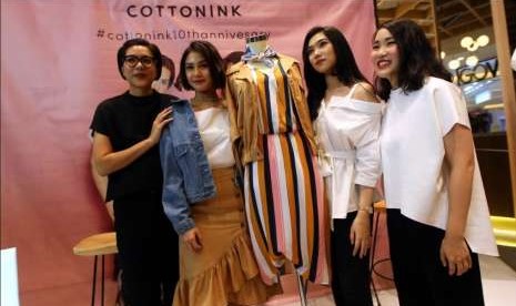 Ria Sarwono - Brand & Marketing Director COTTONINK, Vanesha Prescilla, Isyana Sarasvati, Carline Darjanto - Creative Director COTTONINK menampilkan koleksi terbaru mereka dalam perayaan #COTTONINK10thAnniversary. 