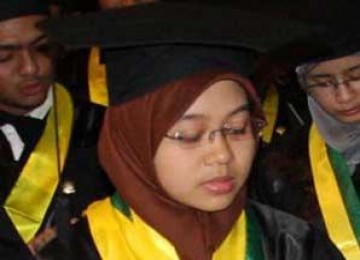 Riana Helmi menjadi dokter termuda dalam lulusan UGM