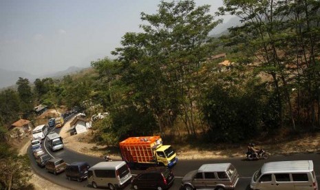    Ribu kendaraan melintas di Jalan Raya Nagreg menuju Garut dan Tasikmalaya, Nagreg, Jawa Barat, Kamis (16/8). (Adhi Wicaksono)