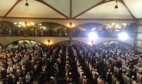 Ribuah jamaah penuhi Masjid Pusdai, Bandung, Senin (12/12). 