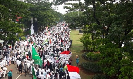 Ribuan aksi massa di Tangerang Selatan menggelar aksi menuntut kemerdekaan Palestina, Sabtu (30/12).