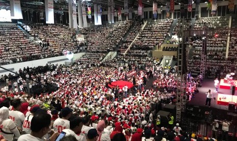 Ribuan alumni dari berbagai Sekolah Menengah Atas (SMA) di Jakarta berkumpul di Istora Senayan, Gelora Bung Karno, Ahad (10/2). Mereka berkumpul untuk menyatakan dukungannya kepada pasangan calon presiden nomor urut 01, Joko Widodo-KH Ma'ruf Amin.