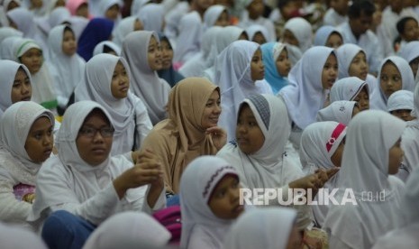  Ribuan anak yatim bermain game interaktif saat rangkaian acara berbagi bahagia dengan yatim dan dhuafa di Jakarta, Rabu (21/6).