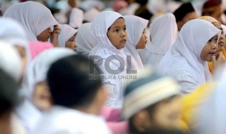   Ribuan anak yatim piatu mendapatkan santunan di Masjid Istiqlal Jakarta, Jumat (26/7)).   (Republika/Agung Supriyanto)