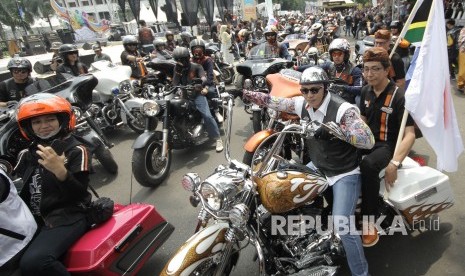 Ribuan anggota Harley Davidson Club Indonesia (HDCI) hadir di kawasan Gedung Sate pada acara penandatanganan kerjasama Kartu Co-Branding Bank BJB dengan HDCI di sela- sela acara Semarak Pesta Rakyat HUT Provinsi Jabar ke-72, di depan Gedung Sate, Kota Bandung, Sabtu (30/9).