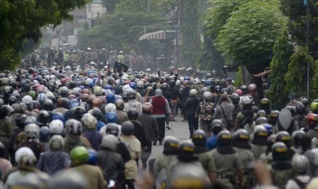   Ribuan anggota ormas bentrok dengan warga, di Gandekan, Solo, Jateng, Jumat (4/5).