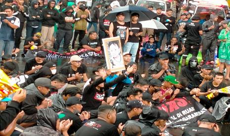 Ribuan Aremania melaksanakan doa dan tahlil bersama di depan Balai Kota Malang, Kamis (10/11/2022). Pendamping korban sebut investigasi korban tragedi Kanjuruhan kurang libatkan korban.