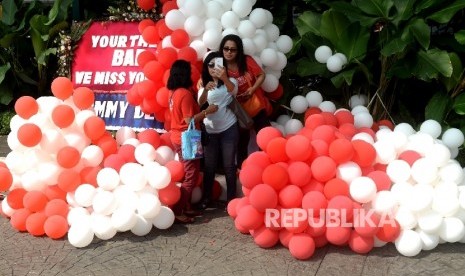 Ribuan balon warna merah dan putih berada di halaman Balai Kota, Jakarta, Senin (8/5).