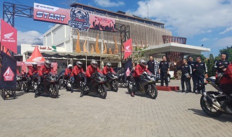 Ribuan bikers Honda memadati puncak  Honda Bikers Day (HBD) 2017 yang  digelar di  Landasan Udara Gading, Gunungkidul, Yogyakarta (14/10). 