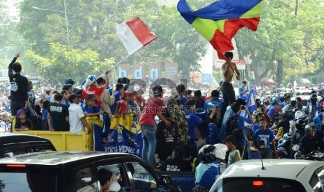 Ribuan bobotoh persib memadati kawasan Cikapayang, Jl Ir H Djuanda, Kota Bandung, Ahad (9/11).