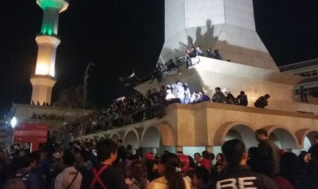 Ribuan bobotoh terlihat memadati kawasan Asia Afrika pada malam final Piala Presiden, Ahad (18/10).  (foto : C01)