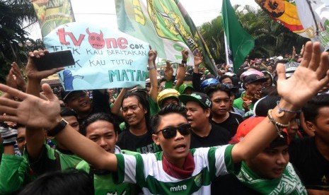 Ribuan Bonek, suporter fanatik Persebaya Surabaya.